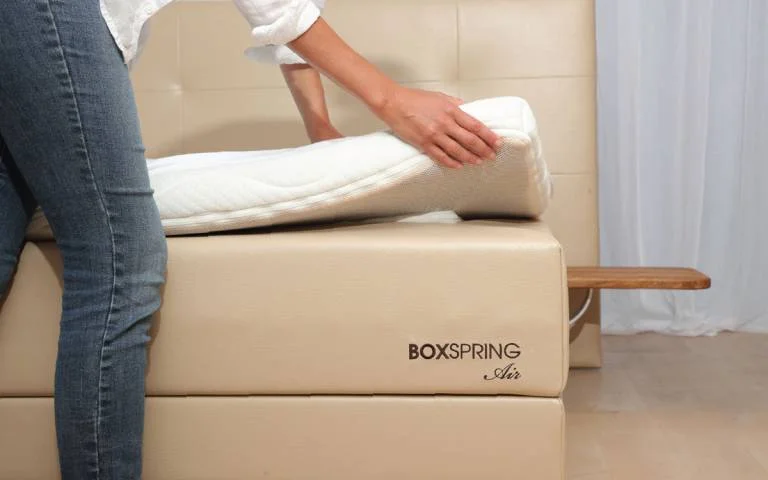 Boxspring postelje - Air model. Moderne postelje po meri vam bodo omogočile sprostitev kot med oblaki. Maremico spalni center - za popolno spalnico.
