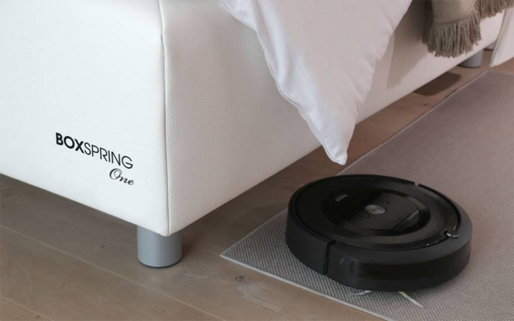 Boxspring postelja One model. Čiščenje z robotskim sesalcem. Masivne postelje po meri. Vrhunsko ležišče - preprosto in hitro postiljanje. Maremico spalni center.