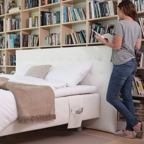 Boxspring postelja One model-bele barve. Masivne postelje po meri. Vrhunsko ležišče - preprosto in hitro postiljanje. Maremico spalni center.